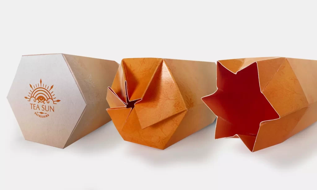 Caja naranja con forma hexagonal personalizada con interacción en su forma de abrir y cerrar.