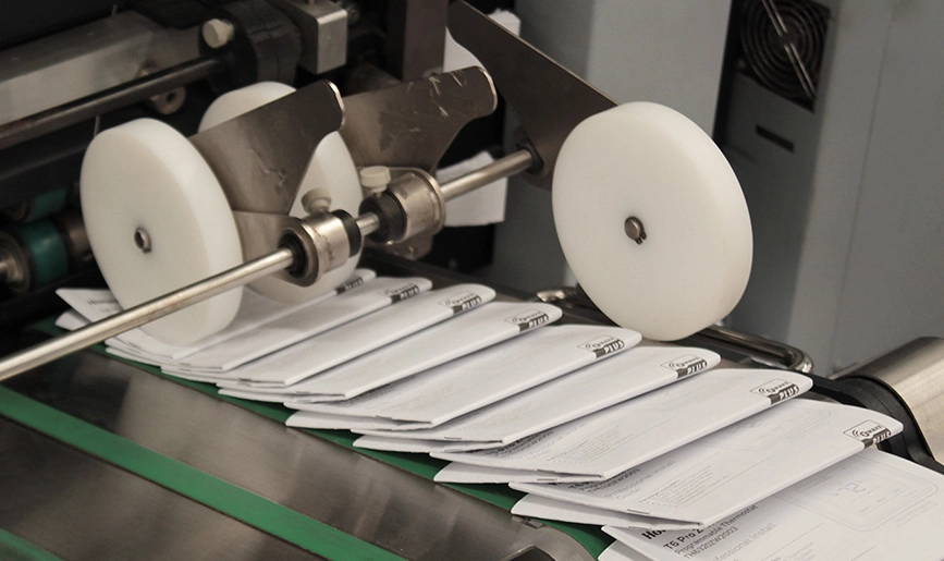 Rodillos de la máquina para dobles de instructivos o volantes impresos en blanco y negro o a selección de color.